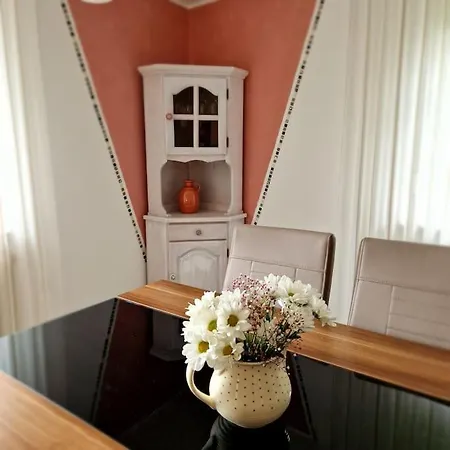 Ferienwohnung Vier Jahreszeiten Apartman *